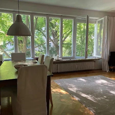 Grosszugige Im Herzen Von *